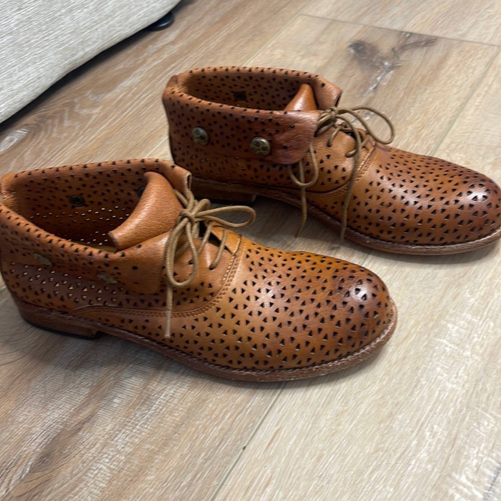 Brand New Patricia Nash brown leather lace up bootie/shoe!